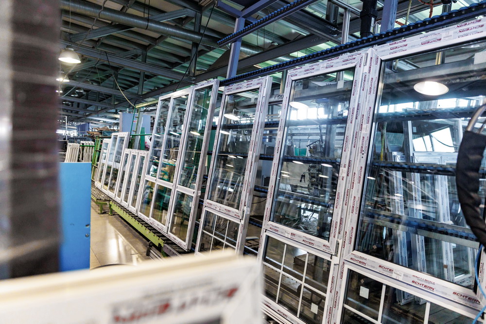 Производство SCHTERN — сборка окон на стенде